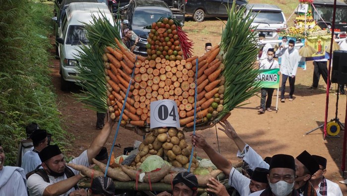 TRADISI SYAWALAN GUNUNGAN MEGONO Peserta bergotong royong membawa gunungan hasil bumi saat perayaan Tradisi Syawalan Gunungan Megono di Obyek Wisata Linggoasri, Kabupaten Pekalongan, Jawa Tengah, Senin (9/5/2022). Perayaan Tradisi Syawalan Gunungan Megono dan hasil bumi usai Lebaran 2022 dilaksanakan kembali setelah dua tahun yang lalu dihentikan karena pandemi COVID-19, dengan mengarak sebanyak 19 gunungan hasil bumi dari berbagai wilayah kecamatan di Kabupaten Pekalongan sebagai wujud syukur warga dan silaturahmi. ANTARA FOTO/Harviyan Perdana Putra/rwa.