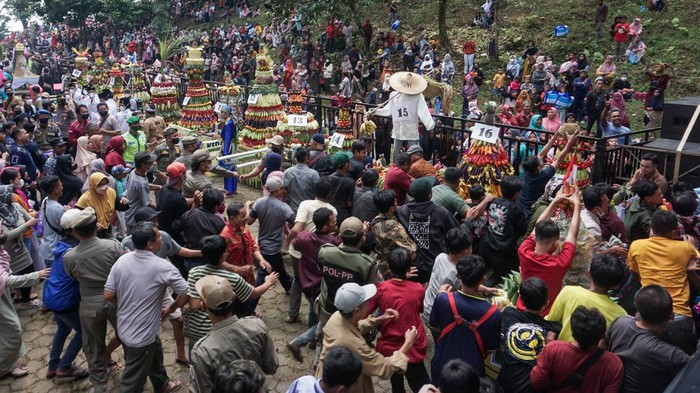 TRADISI SYAWALAN GUNUNGAN MEGONO Peserta bergotong royong membawa gunungan hasil bumi saat perayaan Tradisi Syawalan Gunungan Megono di Obyek Wisata Linggoasri, Kabupaten Pekalongan, Jawa Tengah, Senin (9/5/2022). Perayaan Tradisi Syawalan Gunungan Megono dan hasil bumi usai Lebaran 2022 dilaksanakan kembali setelah dua tahun yang lalu dihentikan karena pandemi COVID-19, dengan mengarak sebanyak 19 gunungan hasil bumi dari berbagai wilayah kecamatan di Kabupaten Pekalongan sebagai wujud syukur warga dan silaturahmi. ANTARA FOTO/Harviyan Perdana Putra/rwa.