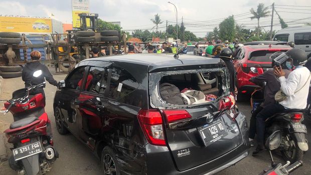 Truk terbalik usai tabrak mobil dan warung di Bekasi, Senin (9/5/2022).