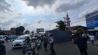 Truk Kontainer Terguling Usai Tabrak Mobil-Warung Di Bekasi, Lalin Macet