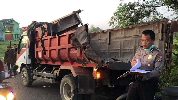 Truk tersambar kereta di Gamping, Sleman, Senin (8/5/2022).