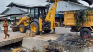 Tumpukan Sampah di Irigasi Pasar Kranggot Cilegon Mulai Dibersihkan