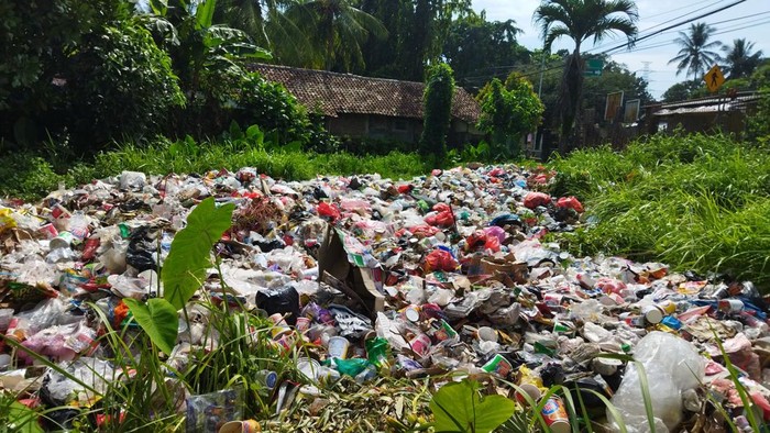 Tumpukan Sampah di Kawasan Pantai Karangsari Carita