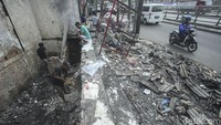 Ditemui detikcom di lapangan hingga hari ini warga masih menunggu informasi lebih lanjut, sebab kabar terkait revitalisasi masih simpang siur.