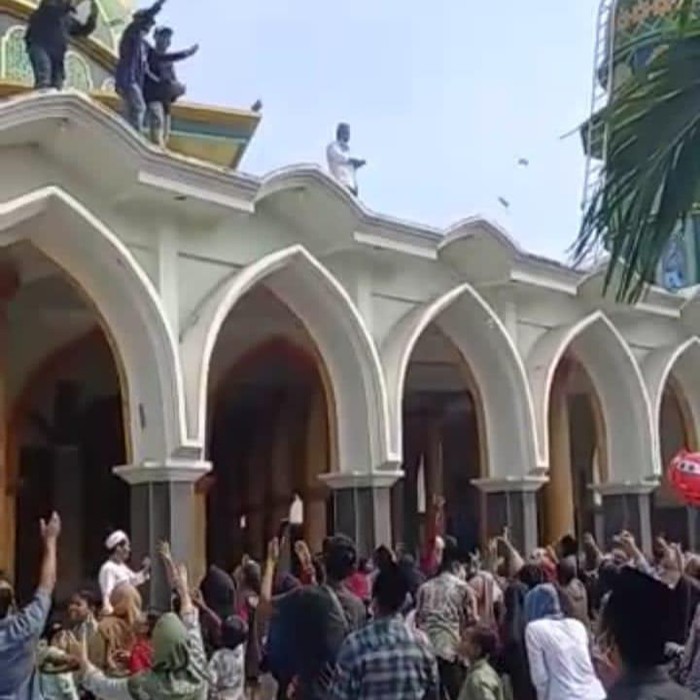 Video pemudik di Lamongan hamburkan uang ke warga