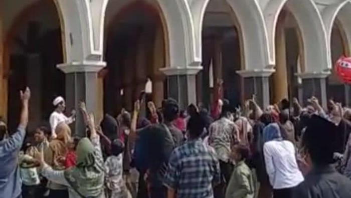 Video pemudik di Lamongan hamburkan uang ke warga