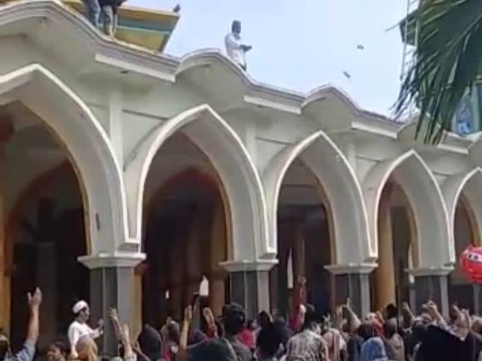 Video pemudik di Lamongan hamburkan uang ke warga