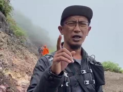 video relawan kawah ijen imbau pendaki jangan mabuk