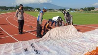 Polres Garut menyiapkan tiga anggotanya untuk terbang menggunakan paralayang dan paramotor. Mereka akan memandu para pemudik yang melaksanakan arus balik sambil membentangkan spanduk imbauan keselamatan.  