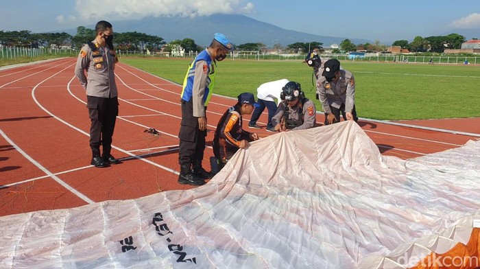 Wah Ada Polisi 'Terbang' Saat Arus Balik di Jalur Garut Kepolisian Resor (Polres) Garut memantau hari terakhir Operasi Ketupat Lodaya 2022 menggunakan paramotor untuk mengecek kondisi arus balik Lebaran 2022 kendaraan dari udara di jalur nasional lintas Limbangan-Malabong dan Kedungora, Kabupaten Garut, Senin (9/5/2022).