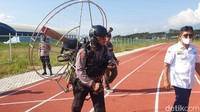 Kepolisian Resor (Polres) Garut memantau hari terakhir Operasi Ketupat Lodaya 2022 menggunakan paramotor untuk mengecek kondisi arus balik Lebaran 2022 kendaraan dari udara di jalur nasional lintas Limbangan-Malabong dan Kedungora, Kabupaten Garut, Senin (9/5/2022).  