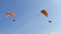 Kapolres Garut AKBP Wirdhanto mengatakan sejumlah personel menggunakan paramotor untuk memberikan kesan kepada masyarakat bahwa kepolisian siap memberikan pelayanan dan rasa nyaman bagi pengguna jalan.  