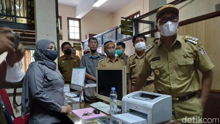 Wali Kota Makassar Moh Ramdhan Danny Pomanto mendapati seorang pegawai sudah enam bulan tidak masuk kantor tanpa keterangan.