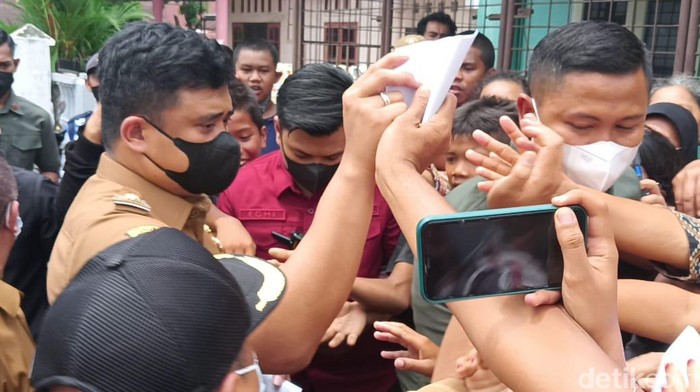 Wali Kota Medan Bobby Nasution bagi-bagi THR ke warga