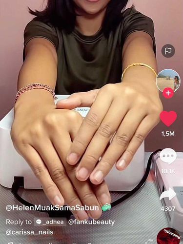 Wanita viral yang memasang nail art dengan harga Rp 21 juta.