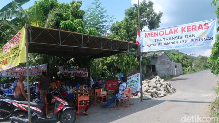 Warga dirikan pos untuk blokade akses ke TPST Piyungan 24 jam, Senin (9/5/2022).