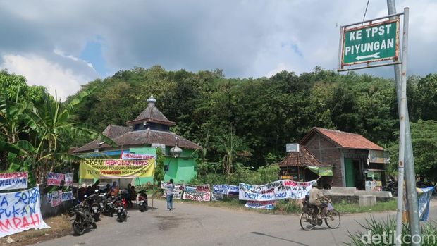Warga dirikan pos untuk blokade akses ke TPST Piyungan 24 jam, Senin (9/5/2022).