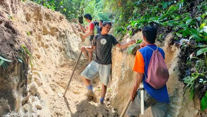 Warga Kecamatan Rampi di Lutra, Sulsel gotong royong memperbaiki jalan setapak sepanjang 36 kilometer yang terhubung ke Poso, Sulteng.