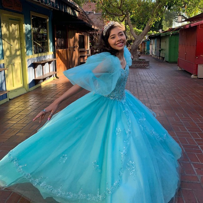 Ketika tumbuh, aku tidak punya banyak sosok untuk jadi panutan. Ini sangat gila bisa menjadi orang itu (bagi orang lain). Tentu, tingkatnya lebih tinggi dengan Marvel. Di Amerika, penting untuk orang merasa terlihat dan aku senang bisa melakukannya, tutur Xochitl.Foto: Instagram @_xochitl.gomez