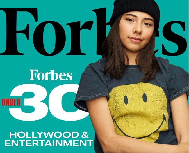 Gadis 16 tahun kelahiran Los Angeles, AS itu pun berbangga memerankan superhero Latin pertama dalam Marvel. Apalagi America juga mendobrak sejarah dengan menjadi bagian dari komunitas LGBT. Dalam film Doctor Strange sendiri, ia bisa terlihat memakai pin dan jaket bermotif pelangi.Foto: Instagram @_xochitl.gomez