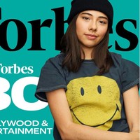 Gadis 16 tahun kelahiran Los Angeles, AS itu pun berbangga memerankan superhero Latin pertama dalam Marvel. Apalagi America juga mendobrak sejarah dengan menjadi bagian dari komunitas LGBT. Dalam film Doctor Strange sendiri, ia bisa terlihat memakai pin dan jaket bermotif pelangi.Foto: Instagram @_xochitl.gomez