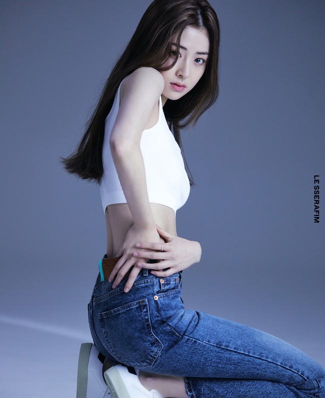 Sayangnya Yunjin LE SSERAFIM tereliminasi dan gagal debut bersama IZ*ONE. ‘Kembaran’ Dewi Perssik itu pun melanjutkan sekolahnya di Hanlim Multi Art School mengambil jurusan Practical Music. Foto: dok. Twitter @le_sserafim