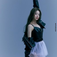 Penggemar Yunjin LE SSERAFIM pun antusias melihat unggahan Dewi Perssik. Kini semakin banyak video editan Yunjin yang diedit menggunakan lagu-lagu Dewi Perssik dan viral di media sosial TikTok. Foto: dok. Twitter @le_sserafim