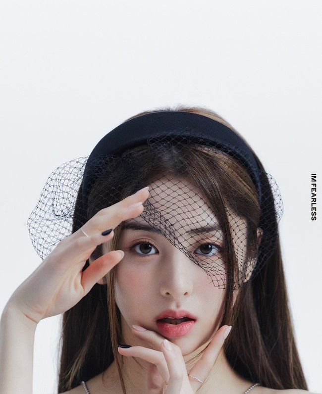 Lama tak terlihat, muncul desas-desus bahwa Yunjin pindah ke agensi Source Music. Hingga akhirnya pada 8 April 2022, Yunjin diumumkan sebagai personel keenam LE SSERAFIM setelah Sakura, Kim Garam, Hong Eunchae, Kim Chaewon, dan Kazuha. Foto: dok. Twitter @le_sserafim