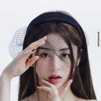 Lama tak terlihat, muncul desas-desus bahwa Yunjin pindah ke agensi Source Music. Hingga akhirnya pada 8 April 2022, Yunjin diumumkan sebagai personel keenam LE SSERAFIM setelah Sakura, Kim Garam, Hong Eunchae, Kim Chaewon, dan Kazuha. Foto: dok. Twitter @le_sserafim