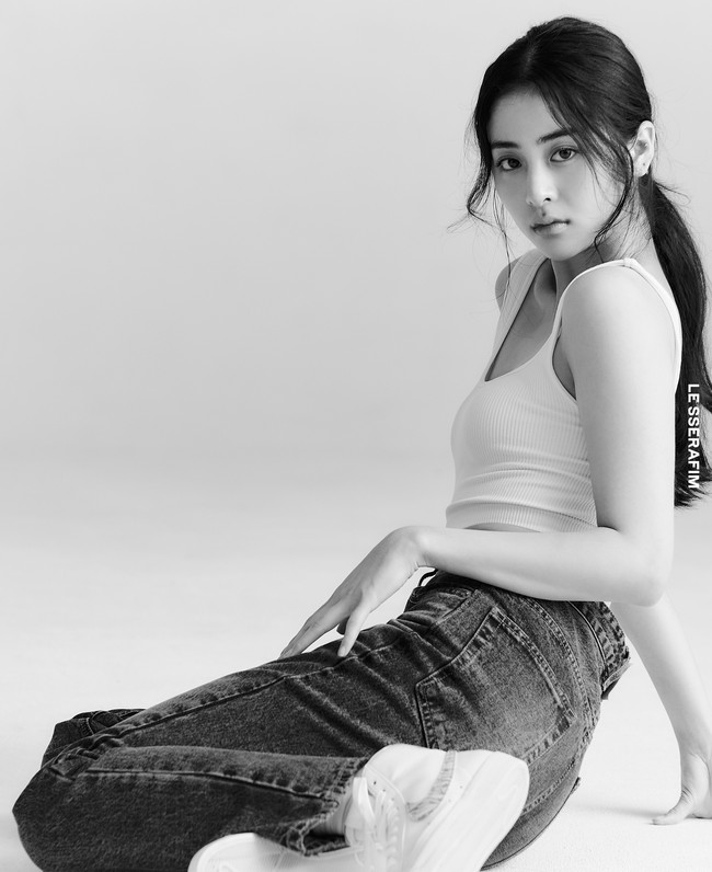 Kemiripan Yunjin LE SSERAFIM dan Dewi Perssik sebenarnya telah menjadi perbincangan sejak 2018. Saat itu Yunjin menjadi kontestan acara survival Produce 48. Foto: dok. Twitter @le_sserafim