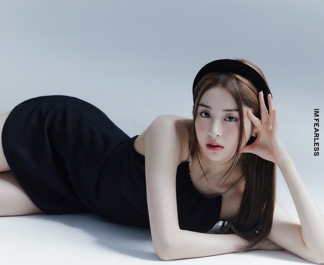 Dewi Perssik sempat membuat penggemar heboh saat mengakui kemiripannya dengan Yunjin LE SSERAFIM. Sang idol KPop pun memuji kecantikan Dewi Perssik saat diperlihatkan fotonya oleh penggemar dalam sesi video call fansign. Foto: dok. Twitter @le_sserafim