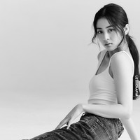 Kemiripan Yunjin LE SSERAFIM dan Dewi Perssik sebenarnya telah menjadi perbincangan sejak 2018. Saat itu Yunjin menjadi kontestan acara survival Produce 48. Foto: dok. Twitter @le_sserafim