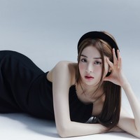 Dewi Perssik sempat membuat penggemar heboh saat mengakui kemiripannya dengan Yunjin LE SSERAFIM. Sang idol KPop pun memuji kecantikan Dewi Perssik saat diperlihatkan fotonya oleh penggemar dalam sesi video call fansign. Foto: dok. Twitter @le_sserafim