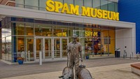 SPAM adalah produk daging babi kalengan yang populer di Amerika Serikat sejak 1937. Punya banyak penggemar, tak heran kalau ada museum SPAM di Austin, Minnesota. Hal menarik di sini, kamu bisa melihat perjalanan kemasan SPAM dari waktu ke waktu.