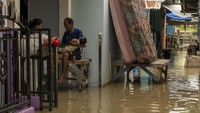 Banjir yang disebabkan luapan air sungai akibat hujan di hulu itu merendam sedikitnya 200 rumah warga di empat kelurahan dan membuat sejumlah warga terpaksa harus mengungsi.