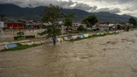 Tampak lalu lintas terputus akibat banjir di Kampung Baru, Palu, Sulawesi Tengah, Selasa (10/5/2022).