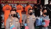 Dari tangan tersangka, polisi berhasil menyita barang bukti berupa satu bilah senjata tajam jenis celurit dengan panjang sekira 45 cm, satu bilah senjata tajam jenis corbek dengan panjang sekira 65 cm, satu unit sepeda motor merk Honda Beat warna hitam dengan nomor polisi terpasang F 4471 SAB.