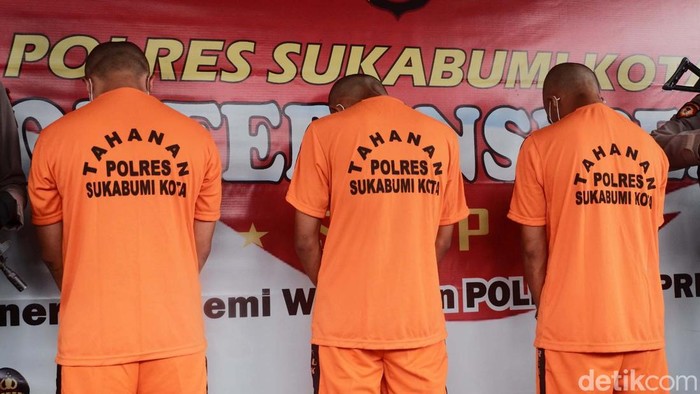 Polres Sukabumi Kota berhasil meringkus 3 anggota geng motor. 3 Tersangka ini melakukan tindak pidana pembacokan hingga menewaskan seorang pedagang.