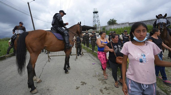 43 Tahanan Tewas Dalam Kerusuhan di Penjara Ekuador Gang leaders who are operating inside the Bellavista jail are transferred to other jails after a deadly riot broke out overnight in Santo Domingo de los Tsachilas, Ecuador, Monday, May 9, 2022. (AP Photo/Dolores Ochoa)