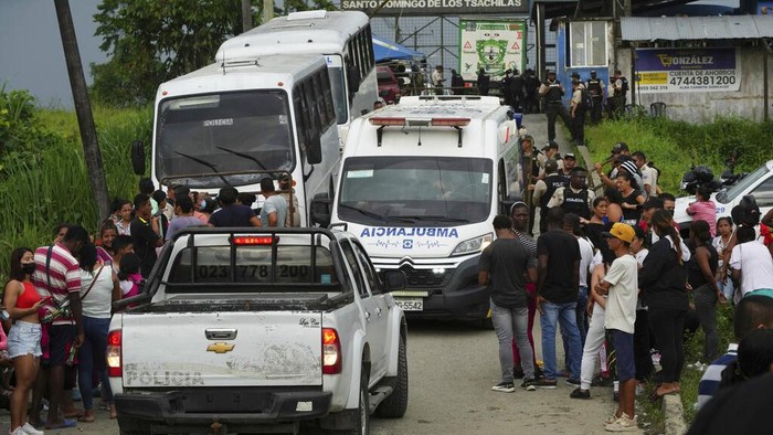 43 Tahanan Tewas Dalam Kerusuhan di Penjara Ekuador Gang leaders who are operating inside the Bellavista jail are transferred to other jails after a deadly riot broke out overnight in Santo Domingo de los Tsachilas, Ecuador, Monday, May 9, 2022. (AP Photo/Dolores Ochoa)