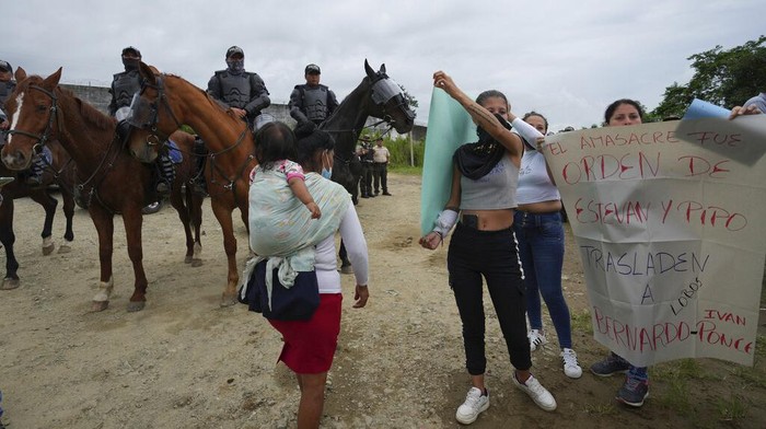 43 Tahanan Tewas Dalam Kerusuhan di Penjara Ekuador Gang leaders who are operating inside the Bellavista jail are transferred to other jails after a deadly riot broke out overnight in Santo Domingo de los Tsachilas, Ecuador, Monday, May 9, 2022. (AP Photo/Dolores Ochoa)