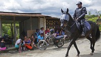 Kerusuhan tersebut merupakan insiden kekerasan terbaru di penjara Ekuador, yang oleh pemerintah dikaitkan dengan perkelahian antara geng untuk menguasai wilayah dan rute perdagangan narkoba.   