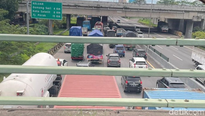 Seorang pengendara, Budi, melaporkan adanya kepadatan kendaraan di Tol Waru arah Satelit, Surabaya. Tampak kendaraan padat merayap.