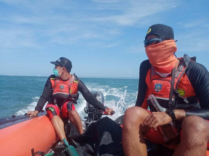 Anggota tim SAR gabungan saat melakukan pencarian wisatawan hilang di perairan Pantai Batu Bolong.