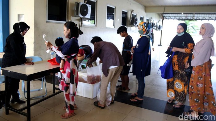 Program Pangan Murah Bersubsidi kembali digelar di wilayah Jakarta. Warga Rusun Jatinegara Barat antusias berburu sembako murah bersubsidi.