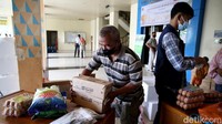 Program Pangan Murah Bersubsidi ini menyediakan bahan pangan berupa beras dengan kualitas premium, telur, ikan kembung dan susu UHT dalam kemasan karton.