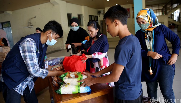 Program Pangan Murah Bersubsidi kembali digelar di wilayah Jakarta. Warga Rusun Jatinegara Barat antusias berburu sembako murah bersubsidi.