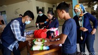 Adapun komoditi pangan yang bisa beli oleh warga Jakarta untuk masyarakat tertentu yang berhak adalah produk-produk seperti beras premium seharga Rp 30.000 per 5kg, daging sapi Rp 35.000 per 1 kg, daging ayam R p8.000 per satu ekor, ikan kembung Rp 13.000 per 1 kg, telur ayam Rp 10.000 per 1 tray, serta susu UHT Rp 30.000 per 1 karton.