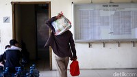 Warga berdatangan untuk membeli sembako dengan harga murah.