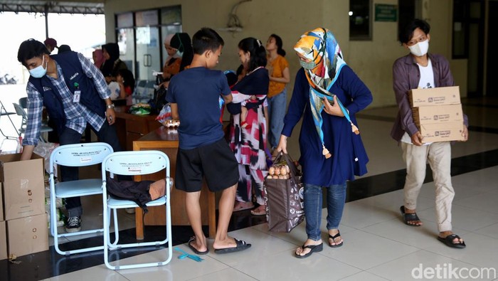 Antusias Warga Rusun di Ibu Kota Berburu Sembako Murah Bersubsidi Program Pangan Murah Bersubsidi kembali digelar di wilayah Jakarta. Warga Rusun Jatinegara Barat antusias berburu sembako murah bersubsidi.